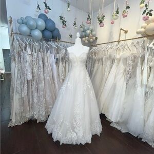 Pronovias White Lace Wedding Dress